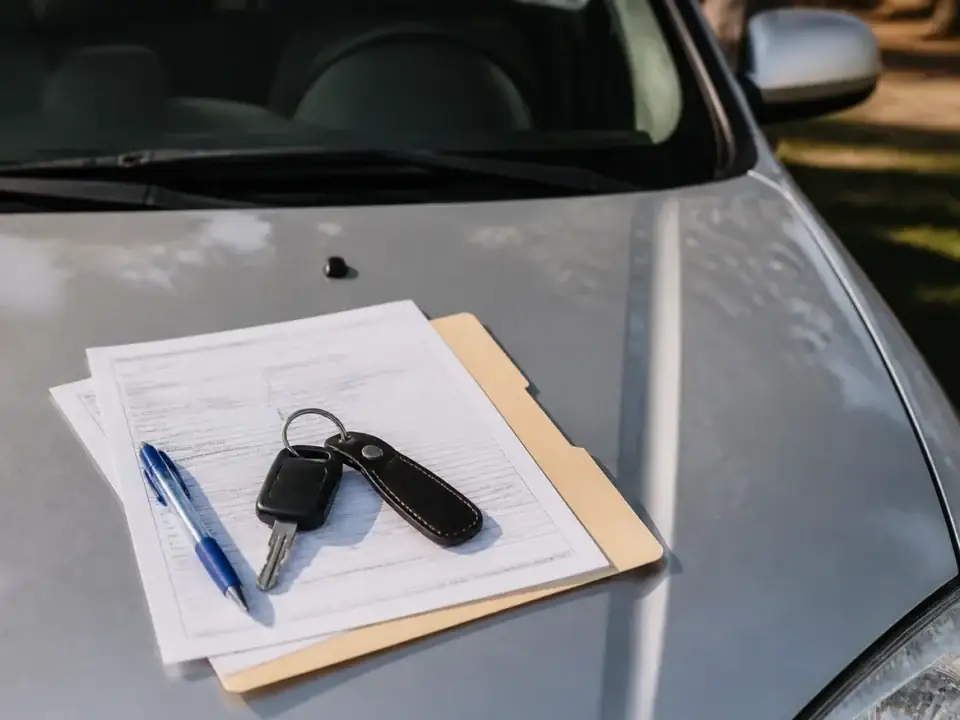 Acte de înmatriculare, chei auto și pix pe capota mașinii — documente necesare la tranzacția unui autoturism second-hand